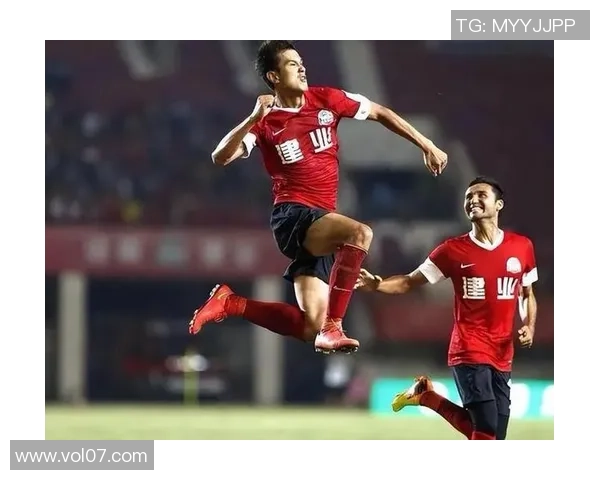 华裔足球明星成功入选国家队展现华人运动员的骄傲与实力