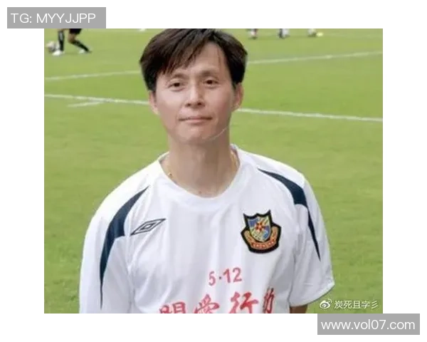 足球明星化妆成大爷挑战形象引发热议网友纷纷点赞与调侃齐聚一堂